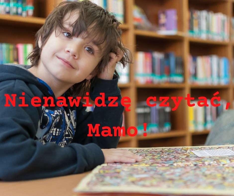 Dziecko z dysleksją uczące się angielskiego z czytelnymi materiałami edukacyjnymi